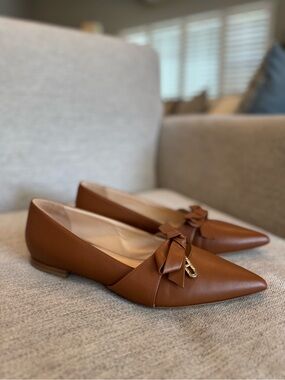 Dee Ocleppo Pointed Toe Bow-Accent Flats in Tan